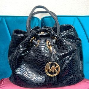 Michael Kors black snake print leather shoulder bag scoop handle Used condition